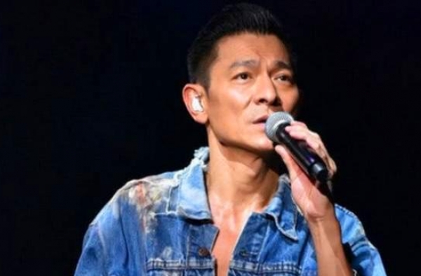 斯琴格日乐落魄商演，网友嘲讽没臧天朔翻不了身遭怒怼：关你屁事