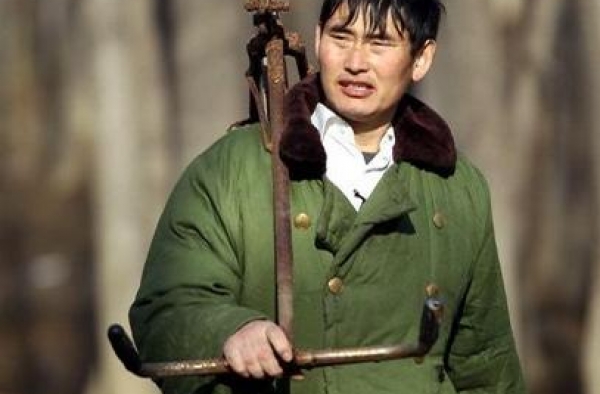 大衣哥儿媳婚后“回门”，V领造型锁骨明显，妆容自然比明星漂亮