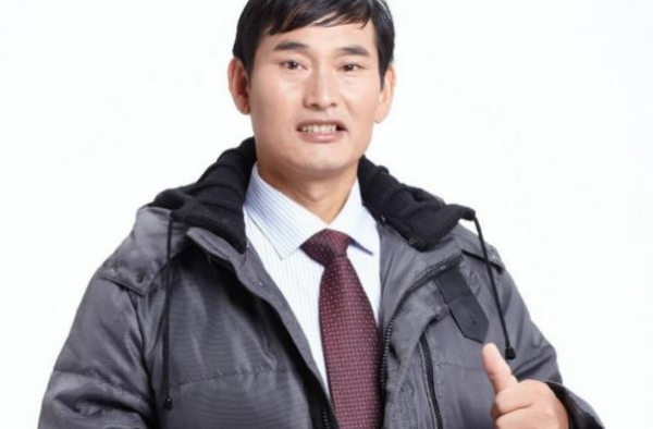 大衣哥儿媳开豪车回村，面对镜头毫不尴尬，村民带来的不全是困扰