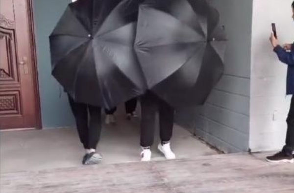 鞠婧祎再惹争议！拍戏需要三个助手撑伞？身材缺点却暴露出来