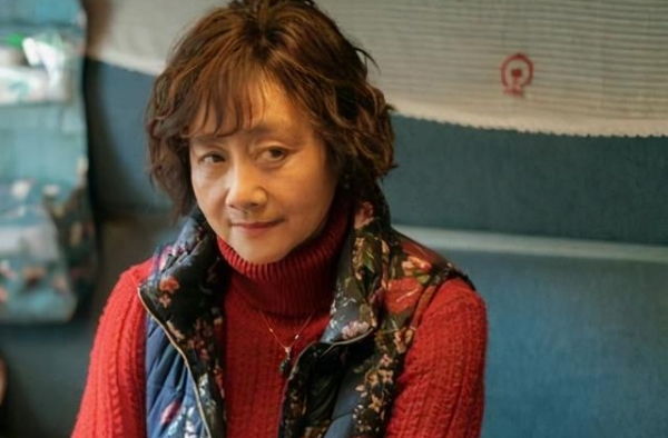 因《渴望》走红的黄梅莹，跟丈夫姐弟恋39年，今儿子成她骄傲