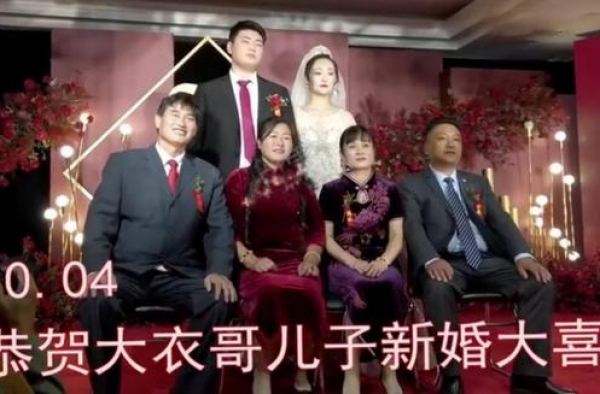 大衣哥儿媳妇现身新房，红衣长发仙气飘飘，网友看到房价：太便宜