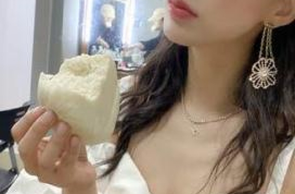黄圣依深夜加餐，白馒头配青菜米汤，网友：这也太拼了吧？