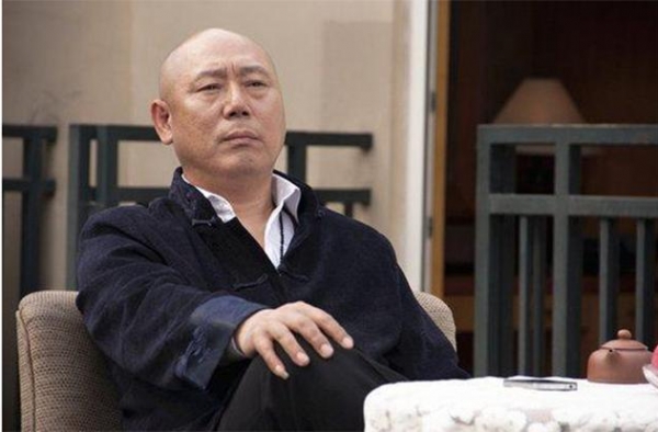 90年代商场翘楚李成儒，弃发妻选择忘年恋，被女方父亲斩断情丝