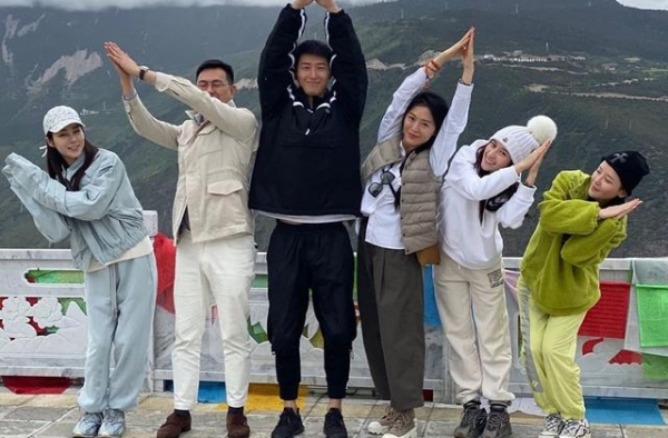 何超莲窦骁旅游罕晒照，何猷君前女友竟稳站C位，豪门关系不简单