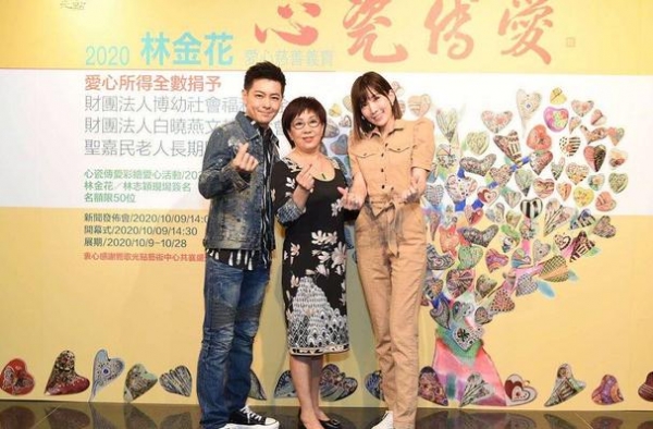 林志颖真是好福气！老婆穿连体衣秀美腿，妈妈穿低胸装比儿媳惹火