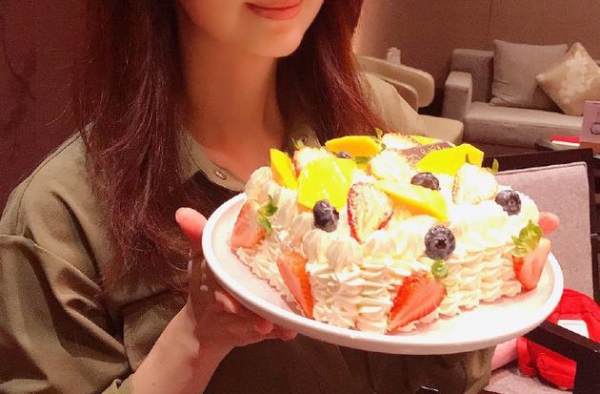 张丹峰凌晨为洪欣庆生 称呼其“孩儿她妈”引猜测