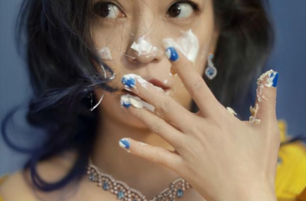 44岁赵薇少女感溢满屏！奶油封面成硬核曼妙少女，笑时美若初恋