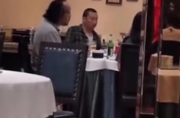 王菲前夫窦唯近照啤酒肚明显，发际线秃到后脑勺，摇滚男神变大叔