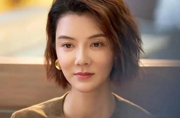 车晓近照，身姿挺拔瘦如纸片人，侧面锁骨突出吓人