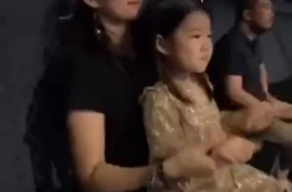 章子怡带醒醒探班汪峰，豪华首饰太惹眼！女儿圆脸单眼皮像极爸爸