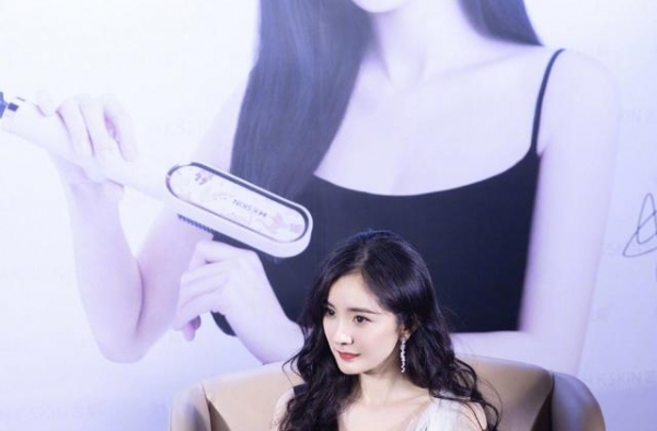 杨幂高开叉连衣裙亮相发布会，尽显“白天鹅”优美身姿，惊艳全场