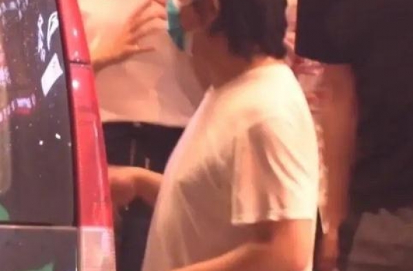 潘粤明与绯闻女友聚餐，发福似200斤的大胖子，恋爱多年感情好