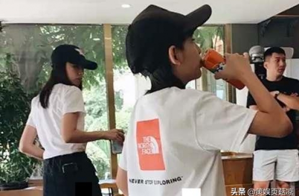 董洁现身平民餐厅，11岁顶顶身高直逼母亲，但不能见生父太可怜