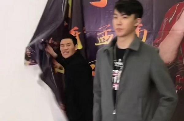 卖不出货遭嫌弃？嘎子哥直播被供应商砸设备，此前曾向潘长江哭诉