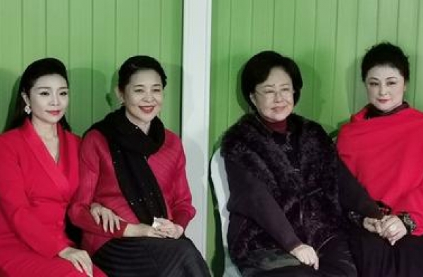 70岁斯琴高娃健康惹担忧！罕现身面色苍白，走路拄拐还需人搀扶