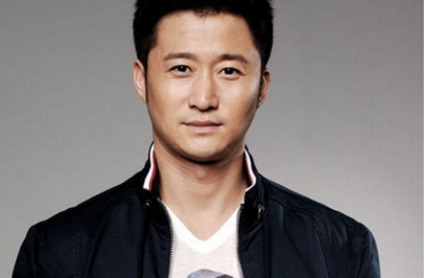 李连杰57岁似70，为利智弃了前妻，如今原配黄秋燕过得如何？