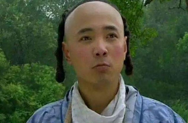 见导演是新人剧组又没钱，想帮忙才出演，没想到上映后票房12亿