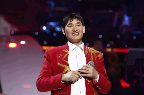 大衣哥儿媳成名人！代替公公成新流量，人前却拒与小伟牵手显尴尬