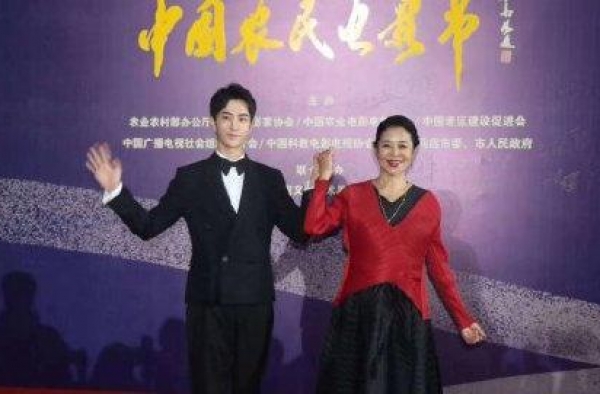 61岁倪萍走红毯心态好：儿子染疾治病15年，失去事业输掉丈夫