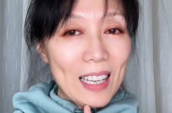 58岁吴琼近照曝光，瘦到脸部凹陷，网友：变化也太大了