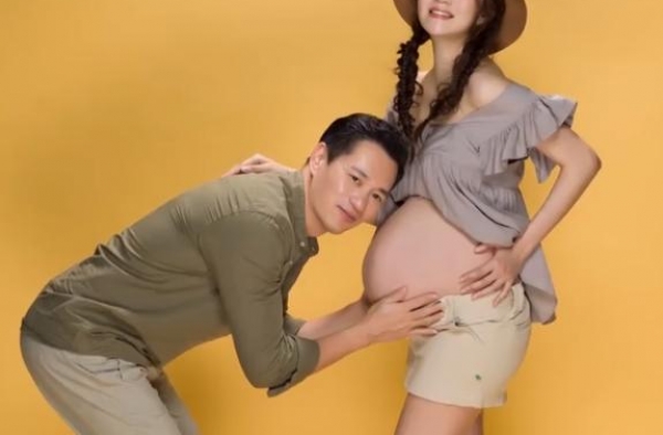 安以轩晒2胎大肚照！搂着丈夫和66娇俏似少女，完全没有妊娠纹