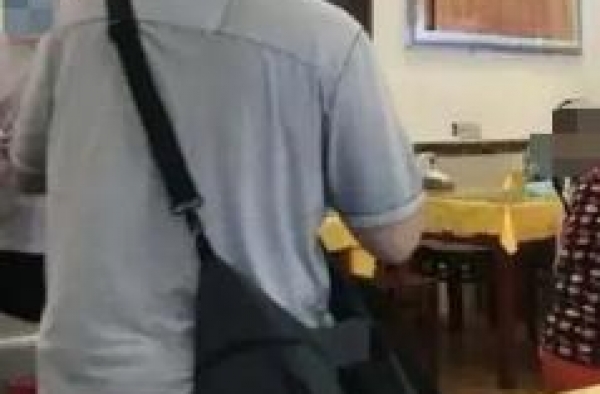 王菲两任前夫近况曝光！窦唯秃顶摇滚男神成路人，李亚鹏穿衣贵气