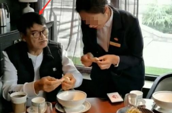 67岁吴孟达瘦成筷子腿！戴老花镜还听不清说话，堪比80岁老头
