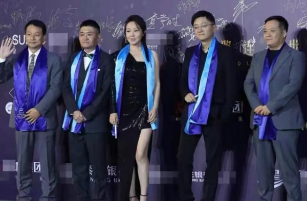 闫妮生图曝光！阿姨脸却有少女身段，穿开叉裙秀长腿，这身材绝了