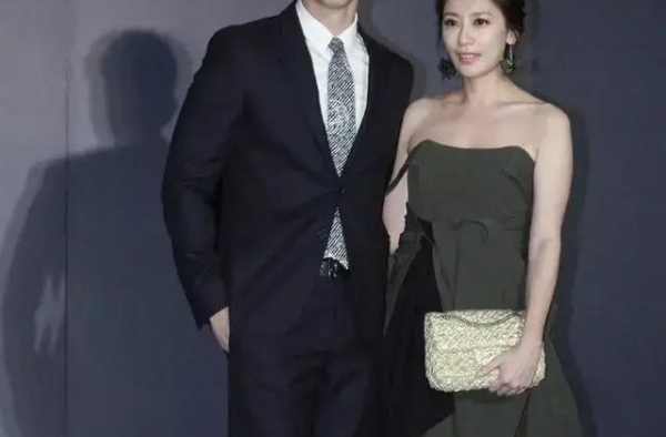 贾静雯罕见和老公同框，穿墨绿抹胸气质真好，和小8岁修凯杰般配