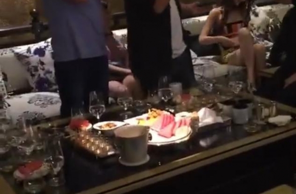 67岁曾志伟夜店狂欢，衣着凉快靓妹长腿吸睛，元彪竟跟他学坏？