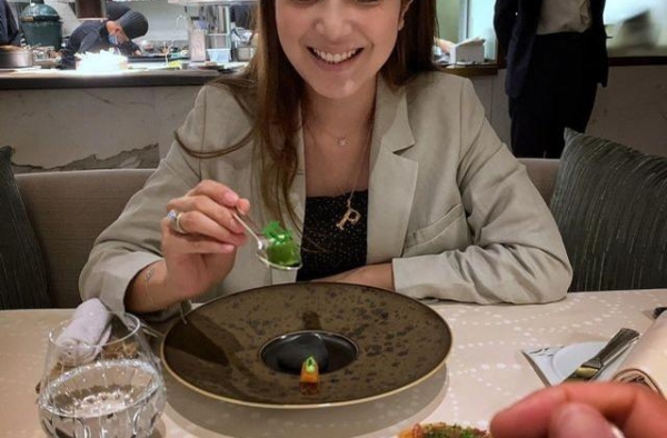 TVB视帝陈展鹏与妻子无惧台风出去吃烛光晚餐庆祝结婚两周年