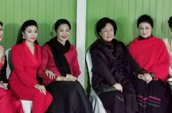 红黑配够经典！于月仙倪萍电影节穿大红色，70岁斯琴高娃太华丽