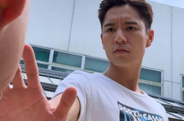 TVB小奶狗吴伟豪疑恋情曝光，女方大其10岁，他本人也未否认