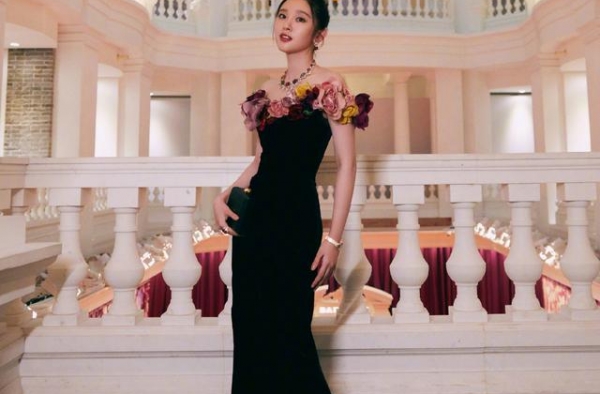 唐艺昕产后首次亮相活动，离开百万修图师后，身材如何一目了然