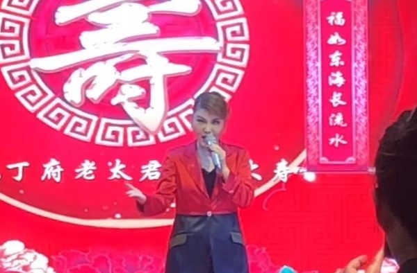 乌兰图雅寿宴开唱，水平走低显老态，现场众星云集她状态最差？