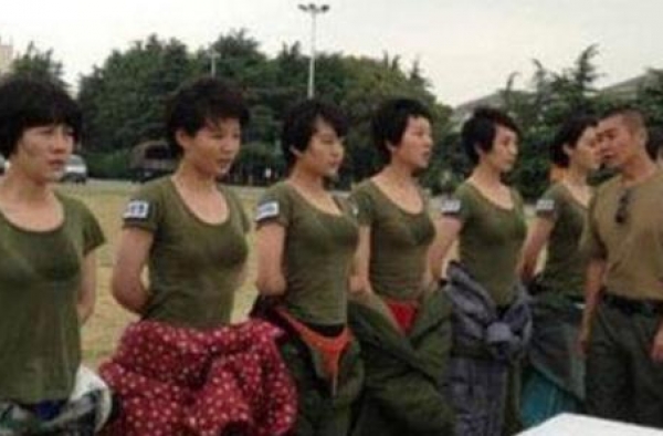 为啥都说明星拍戏只能看上半身？当下半身曝光后，原谅我笑了
