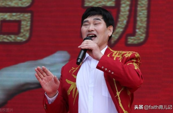 重回星光大道当评委，“大衣哥”为什么能一直屏霸网络