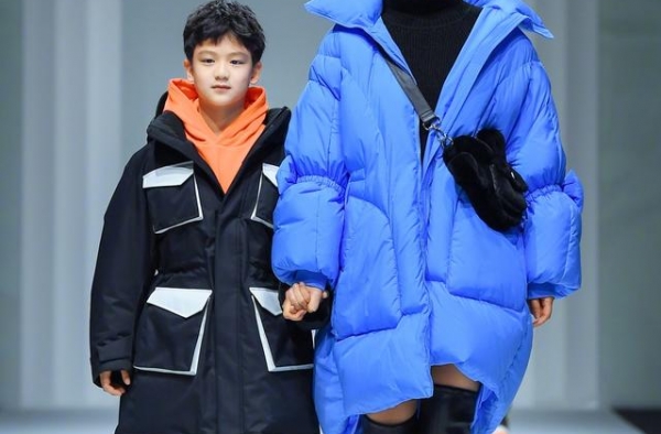 小亮仔帅气赶超田亮，与妈妈走秀似小大人，气场一点不输专业模特