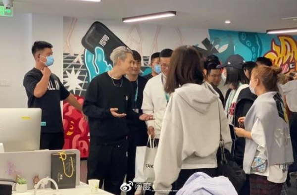 陈伟霆“入职”，华晨宇等明星入驻，得物App究竟有什么魅力？