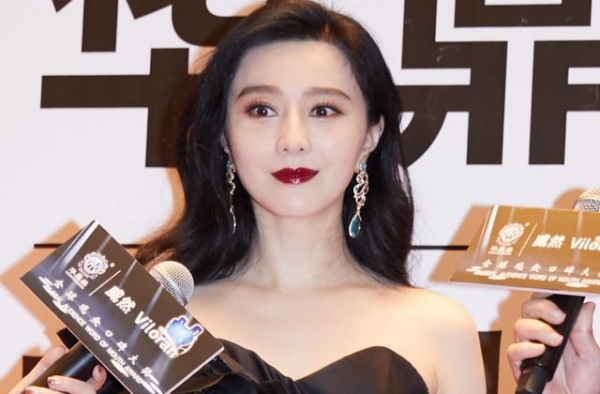 第27届华鼎奖红毯：温碧霞脸僵似网红，范冰冰红唇黑裙撑起全场