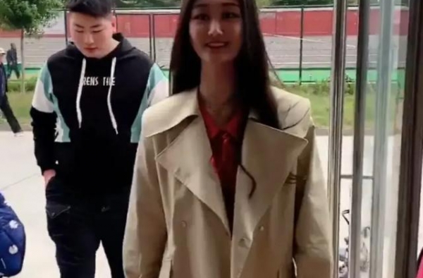 大衣哥儿媳家境如何？看看她父母的豪宅就知道了