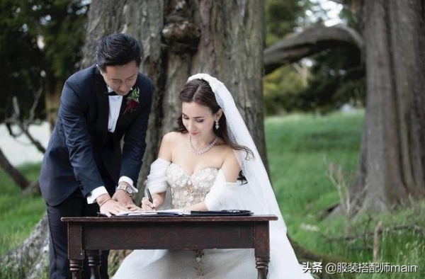 韩庚携爱妻卢靖姗亮相活动，一路牵手秀恩爱，全黑情侣装甜蜜吸睛