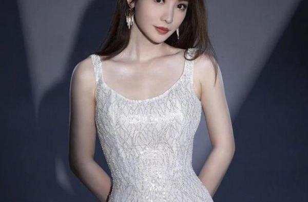 被柳岩的美惊到了，一袭白裙秀精致锁骨，魔鬼曲线恰到好处