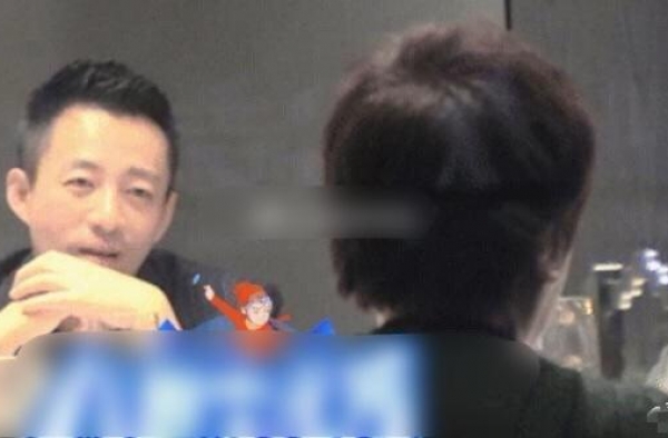 懒理破产传闻，汪小菲母子与豪门聚餐心情好，阔太金巧巧现身饭局
