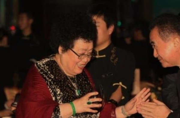 迟重瑞带妻子与剧组演员聚餐，六小龄童不敢入座，场景略显尴尬