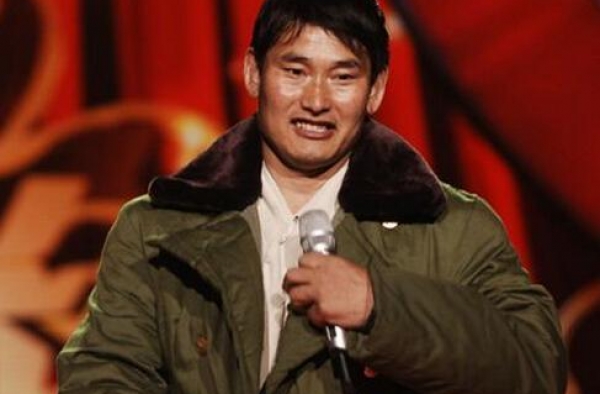 大衣哥当星光大道评委，桌上豪车钥匙太惹眼，夸儿媳让自己最满意