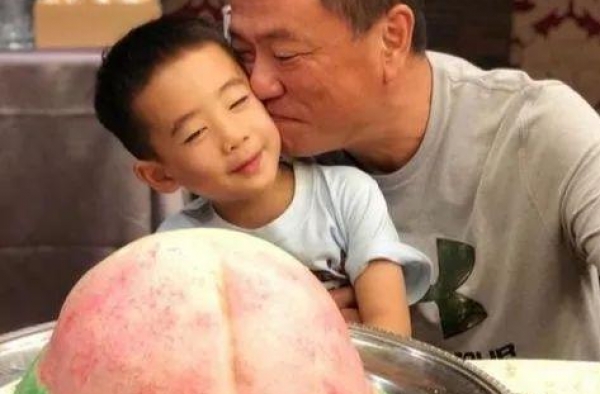 陈小春是他女婿，他与女婿相差6岁很尴尬，为女儿女婿带娃心情好