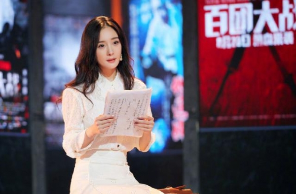 杨幂真适合穿白色，骨感曲线透“羸弱美感”，“三七”比例也显眼