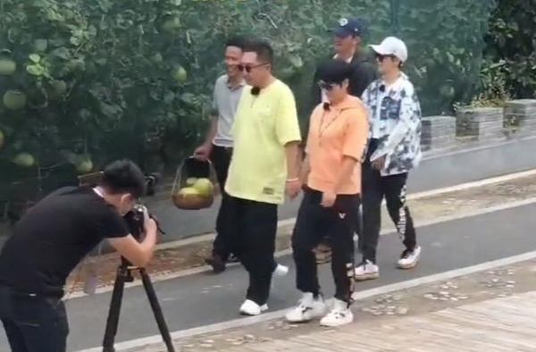 于谦携小10岁老婆露面，两人紧拉手不放，网友调侃怕被郭德纲抢